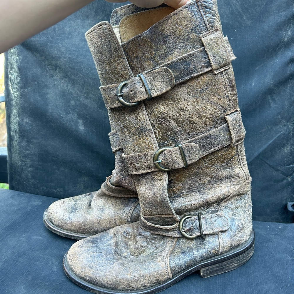 Women’s 7’s Soft leather boots with a crackle effect on the outside